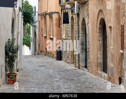Encantadora calle adoquinada vacía de la vieja ciudad de Ibiza (Eivissa), Islas Baleares. España Foto de stock