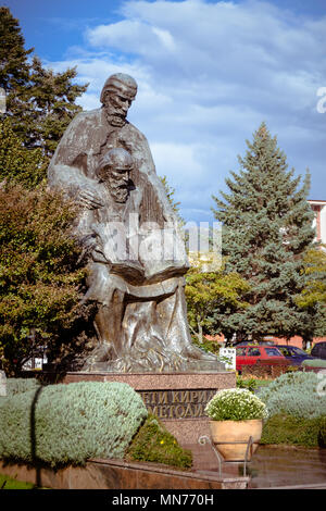 Gran estatua de bronce de los Santos Cirilo y Metodio, creadores del alfabeto cirílico -católico cristiano teólogos, misioneros y apóstoles eslavos Foto de stock