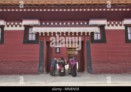 Los peregrinos tibetanos delante de Kerti Gompa, Langmusi, Gansu, China Foto de stock