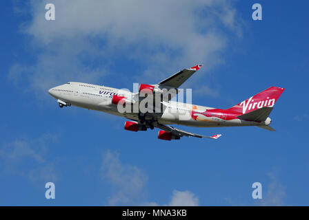 Virgin Atlantic Boeing 747 Jumbo jet airliner avión despegando desde el Aeropuerto Heathrow de Londres, Reino Unido. Boeing 747-400 G-VFAB en azul cielo. Espacio para copiar