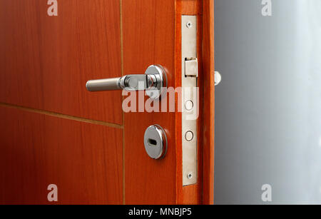 Seguridad. Cierre de la cerradura en una puerta blindada en un  departamento. Abra la puerta de una casa familiar Fotografía de stock -  Alamy