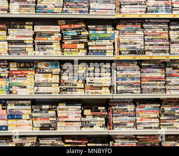 DVD y vídeos sobre shelfs apilados en Cash Converters pawnbrokers. UK Foto de stock
