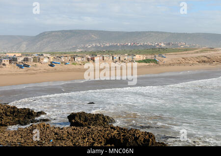 Barcos de pesca marroquí tirado en la playa y la pesca cabañas justo fuera Tagazoute Marruecos Foto de stock