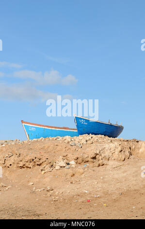 Barcos de pesca marroquí tirado en la playa y la pesca cabañas justo fuera Tagazoute Marruecos Foto de stock