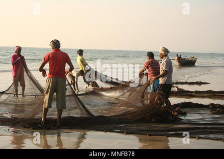 Los pescadores indios con Net en playa Colva, India