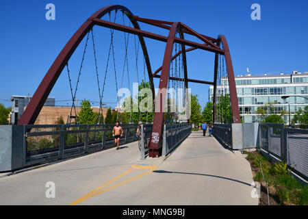 Puente sobre Milwaukee Ave. en los 606 Trail, a 2.7 millas de la línea de tren de carga elevada convertidos proporcionando un barrio único ejecutando y ciclismo de ruta Foto de stock