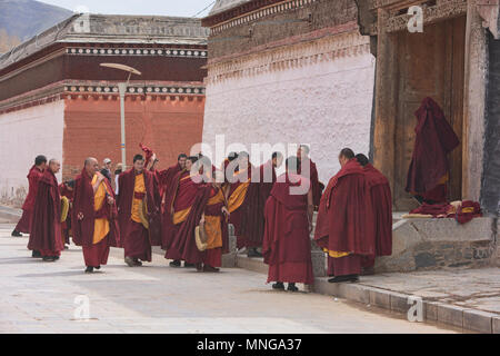 Los monjes Gelukpa, monasterio de Labrang, Xiahe, Gansu, China Foto de stock