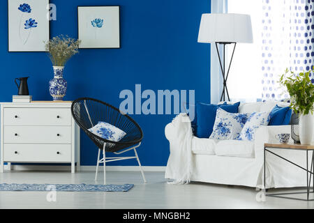 Accesorios florido en el salón azul y blanco Foto de stock