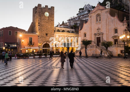 Piazza IX aprile square, la iglesia de San Giuseppe y la torre del reloj en Taormina, Sicilia.