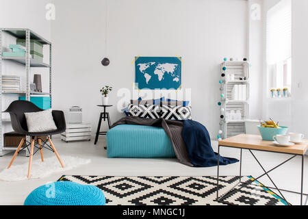 Disparo de un dormitorio moderno con decoraciones azules Foto de stock