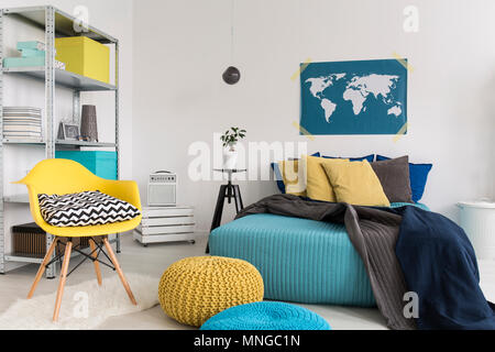 Foto de un moderno dormitorio azul y amarillo Foto de stock