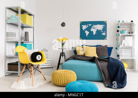 Foto de un moderno dormitorio amarillo y azul. Foto de stock