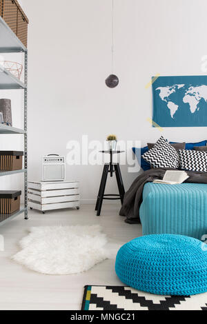 Foto de un moderno dormitorio blanco y azul Foto de stock