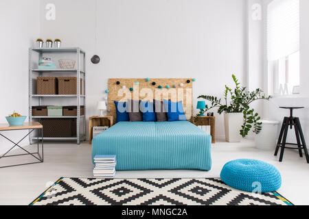 Disparo de un moderno y espacioso dormitorio blanco y azul Foto de stock