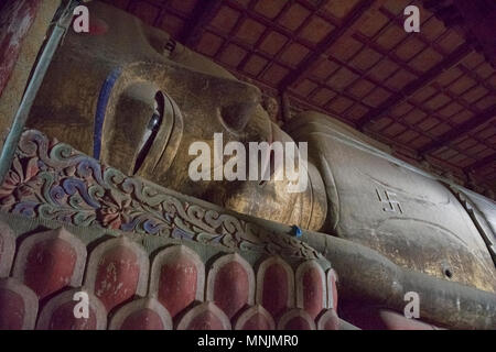Buda gigante reclinado en Dafo templo, que data de 1100, Zhangye, Gansu, China