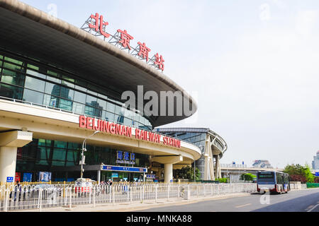 BEIJING, CHINA - Abril 30, 2018: el exterior de la estación de tren sur de Beijing en el distrito de Fengtai de Beijing, China.
