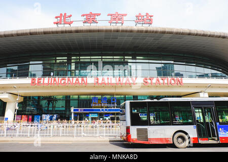 BEIJING, CHINA - Abril 30, 2018: el exterior de la estación de tren sur de Beijing en el distrito de Fengtai de Beijing, China.