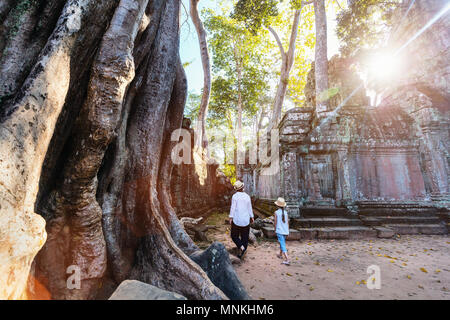 Ta Prohm familia visitando el antiguo templo en la zona arqueológica de Angkor en Camboya