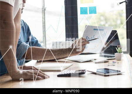 Reunión y concepto de planificación, el empresario señalando el gráfico en un portátil en la oficina, mixed media Foto de stock