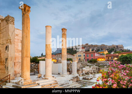 Restos de la biblioteca de Adriano y la acrópolis, en el casco antiguo de Atenas, Grecia. Foto de stock