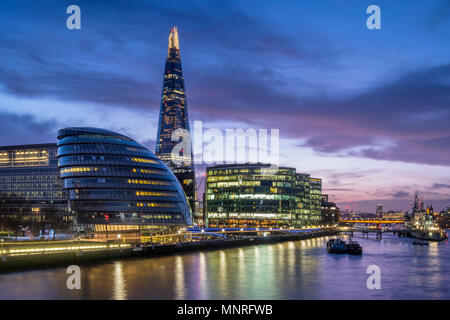 El City Hall, el Shard y el río Támesis por la noche, Londres, Inglaterra, Reino Unido.