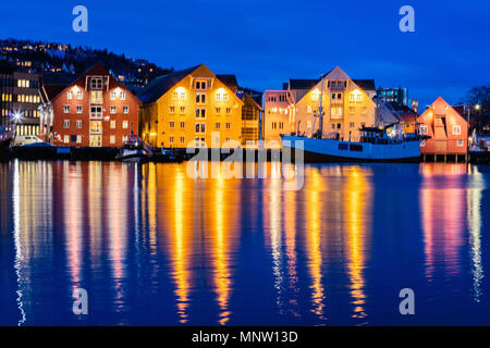 Hermosa ciudad de Tromso, en el norte de Noruega en el crepúsculo crepúsculo