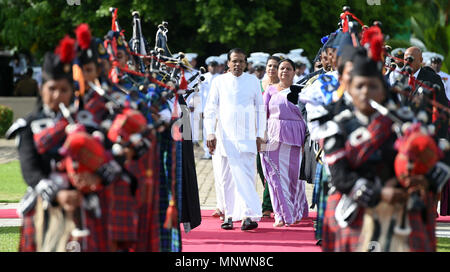 Colombo, Sri Lanka. 19 de mayo de 2018. El Presidente de Sri Lanka, Maithripala Sirisena (Frente C) llega durante una ceremonia conmemorativa del 9º aniversario del fin de la guerra civil de la isla en Colombo, Sri Lanka, el 19 de mayo de 2018. Crédito: A.S. Hapuarachc/Xinhua/Alamy Live News
