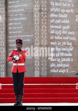 Colombo, Sri Lanka. 19 de mayo de 2018. Un soldado de Sri Lanka se encuentra en un monumento a los soldados caídos durante una ceremonia conmemorativa del 9º aniversario del fin de la guerra civil de la isla en Colombo, Sri Lanka, el 19 de mayo de 2018. Crédito: A.S. Hapuarachc/Xinhua/Alamy Live News