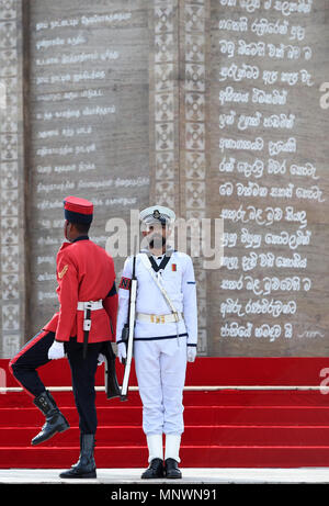 Colombo, Sri Lanka. 19 de mayo de 2018. Los soldados de Sri Lanka son vistos en un monumento a los soldados caídos durante una ceremonia conmemorativa del 9º aniversario del fin de la guerra civil de la isla en Colombo, Sri Lanka, el 19 de mayo de 2018. Crédito: A.S. Hapuarachc/Xinhua/Alamy Live News