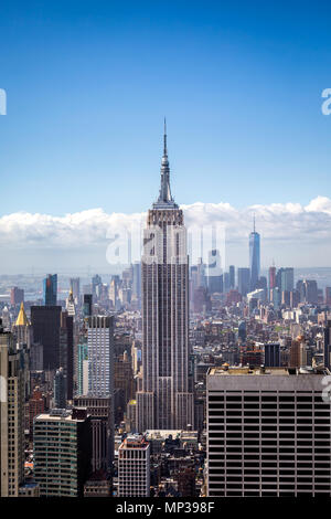 El Empire State Building, visto desde la plataforma de observación en el Rockefeller Plaza en la Ciudad de Nueva York, EE.UU..