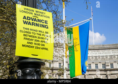 Un signo en el Mall dar aviso anticipado sobre los cierres de carreteras para el Maratón de Londres con: Atmósfera, ver dónde: Londres, Reino Unido cuando: 20 de abril de 2018 Créditos: Dinendra Haria/WENN Foto de stock