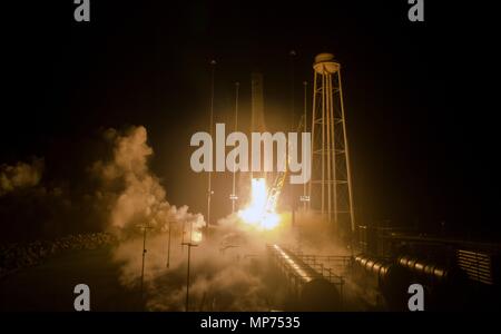 El orbital ATK Antares cohete, con el Cygnus naves espaciales a bordo, los blastos de Launch Pad-0A, temprano por la mañana en Wallops Flight Facility Mayo 21, 2018 en Wallops, Virginia. El Antares está llevando la nave Cygnus se llena con 7.400 libras de carga para la Estación Espacial Internacional el 21 de mayo de 2003. Foto de stock