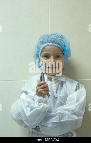 Niño jugando en médico odontólogo. Elegir una profesión Foto de stock