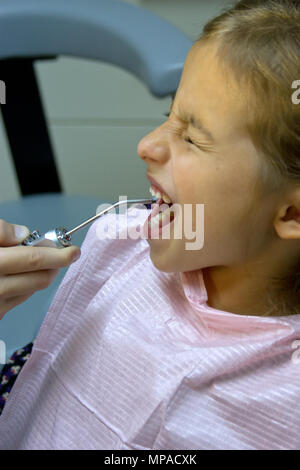 Niño juega en un dentista. Elegir una profesión Foto de stock