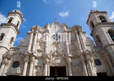 Cuba, Ciudad de la provincia de La Habana, La Habana, La Habana Vieja distrito listados como Patrimonio Mundial, la plaza de la Catedral y la Catedral de la Virgen Maria de Foto de stock