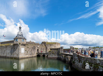 El puerto y el casco antiguo de la ciudad (ville close), Concarneau, Finisterre, Bretaña, Francia Foto de stock