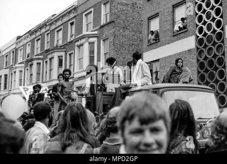 El Carnaval de Notting Hill en la calle del oeste de Londres en 1976, el mayor festival callejero de Europa. En esta foto son los hombres de hierro que suelen jugar en J'ouvert, una gran fiesta en la calle en Trinidad. Gran historia del carnaval de imágenes. Foto de stock