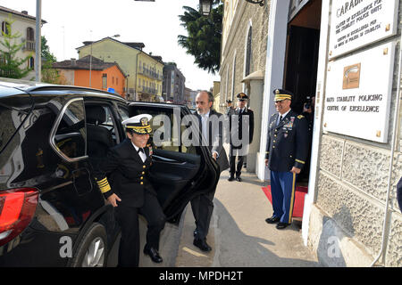 Ejército de EE.UU. el Coronel Darío S. Gallegos (CoESPU) director adjunto, da la bienvenida a la OTAN JFC-Nápoles comandante, Almirante Michelle Howard, durante la visita al centro de excelencia para unidades de policía de estabilidad (CoESPU) Vicenza, 10 de abril de 2017.