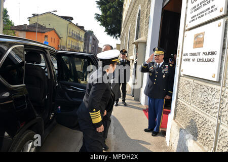 Ejército de EE.UU. el Coronel Darío S. Gallegos (CoESPU) director adjunto, da la bienvenida a la OTAN JFC-Nápoles comandante, Almirante Michelle Howard, durante la visita al centro de excelencia para unidades de policía de estabilidad (CoESPU) Vicenza, 10 de abril de 2017.