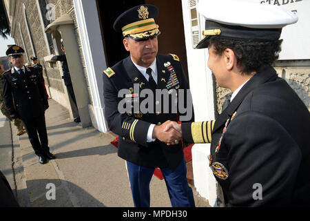 Ejército de EE.UU. el Coronel Darío S. Gallegos (CoESPU) director adjunto, da la bienvenida a la OTAN JFC-Nápoles comandante, Almirante Michelle Howard, durante la visita al centro de excelencia para unidades de policía de estabilidad (CoESPU) Vicenza, 10 de abril de 2017.