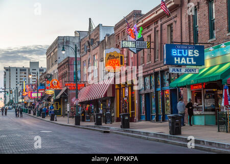 Histórica Beale Street, conocida como el hogar de los azules en Memphis, Tennessee, EE.UU Foto de stock