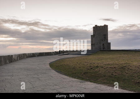 O'Brien's Tower en los Acantilados de Moher, a lo largo del camino del atlántico salvaje en el condado de Clare en Irlanda Foto de stock