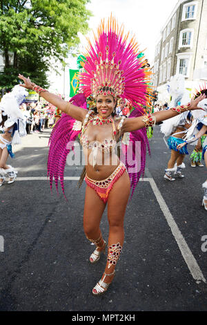 Desfile de carnaval en Notting Hill. Bailarina de carnaval Notting Hill. Carnaval de Londres. Samba.