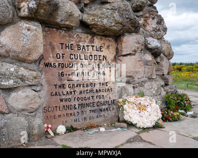 Mojón conmemorativo en Culloden Moor, cerca de Inverness, Highlands Escocesas, sitio de la batalla de Culloden, el 16 de abril de 1746. Foto de stock