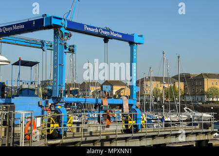Barco grúa pórtico de elevación del lado del puerto en Penarth Quays Marina Foto de stock