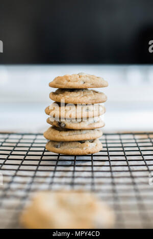 Pila de cookies en rack de refrigeración