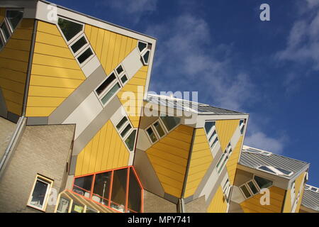 El famoso Kubuswoningen ('casas Cubo") cerca de la Estación Blaak en Rotterdam, Países Bajos. Foto de stock