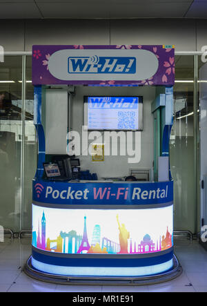 Bangkok, Tailandia - Apr 23, 2017. Alquiler Wifi de bolsillo stand en la sala de salidas del aeropuerto de Suvarnabhumi de Bangkok, Tailandia. Foto de stock