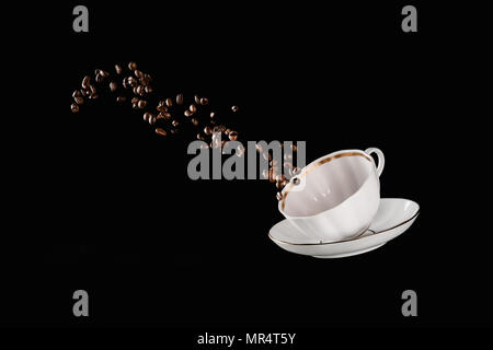 Capuccino con granos de café alrededor en taza transparente Stock Photo