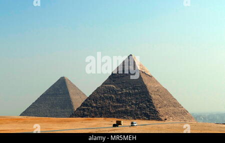 (Izquierda) pirámide de Khafre (Chephren) y a la derecha, la Gran Pirámide de Giza (Pirámide de Khufu; Pirámide de Keops), en el complejo de la pirámide de Giza, en Egipto. Foto de stock